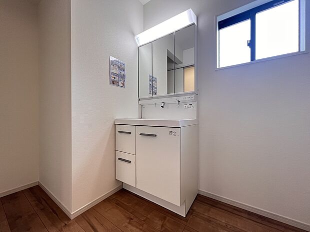 【洗面台・洗面所】広めの洗面所スペースでゆとりのある生活をお過ごしいただけます