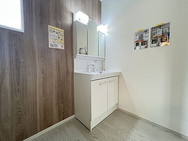 【洗面台・洗面所】三面鏡仕様の洗面化粧台 鏡裏はキャビネット仕様 収納豊富です