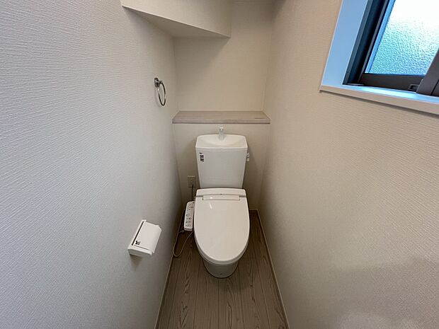 【トイレ】トイレは各階にご用意。ウォシュレット機能付き
