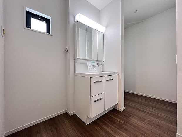 【同仕様写真(その他内観)】三面鏡仕様の洗面化粧台(2号棟同仕様)