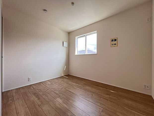 【洋室】洋室5.1帖　お子さまの居室にちょうど良い広さ！2階の居室は全室南東向きで明るい印象です(3号棟)