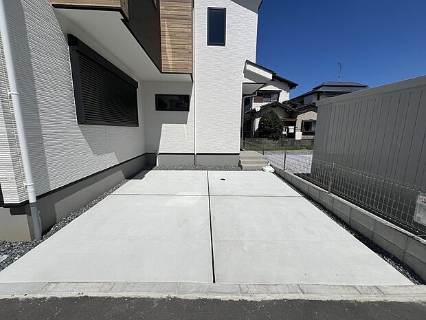 【駐車場】お車は2台並列で駐車可能です