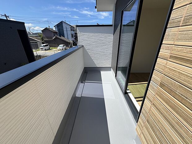 【バルコニー】10.2帖のお部屋から出入り可能なバルコニー 南向きです