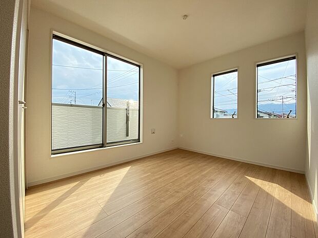 【同仕様写真(その他内観)】洋室8.18帖　バルコニー、WIC付きのお部屋です(B号棟同仕様)