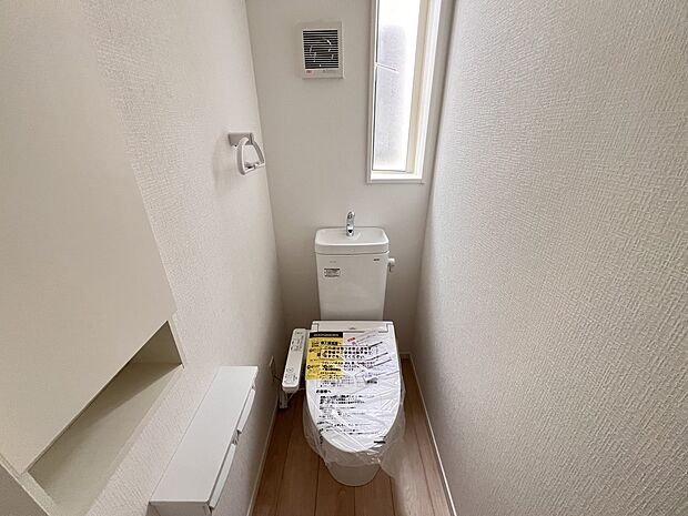 【トイレ】トイレは各階にご用意。ウォシュレット機能付き