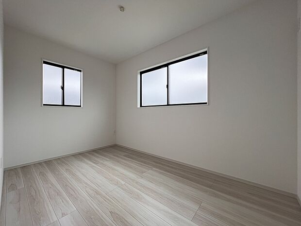 【洋室】洋室5帖　二面採光の明るいお部屋