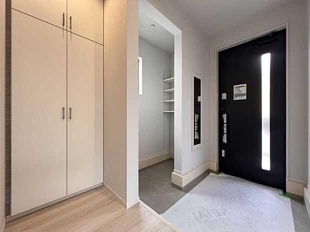 【玄関】収納スペース豊富な玄関　ゆとりある空間です