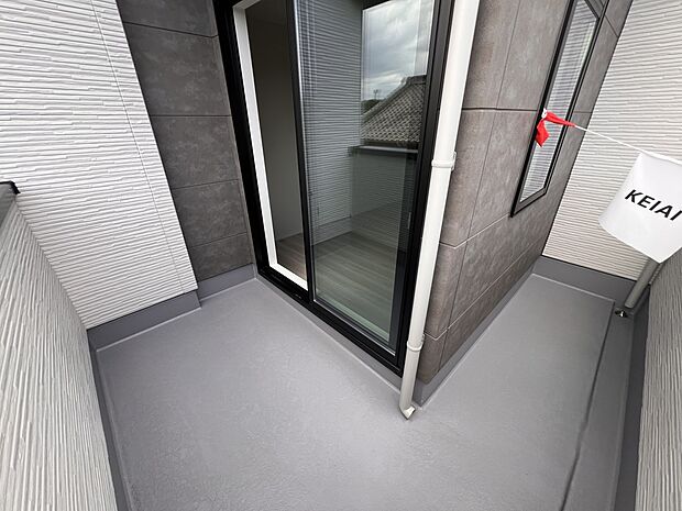 【バルコニー】10.9帖の洋室から出入り可能なL字型バルコニー