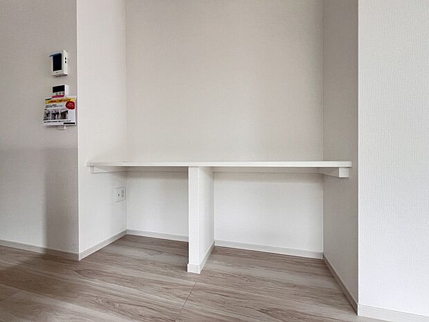 【リビング】お子さまの学習スペースとしても重宝するスタディカウンター