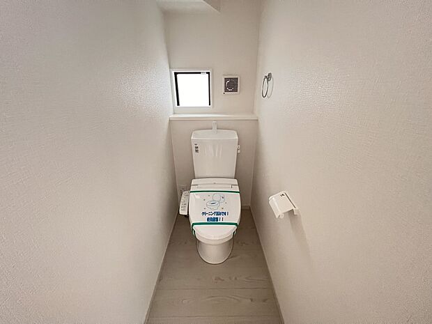 【トイレ】トイレは各階にご用意。ウォシュレット機能付き