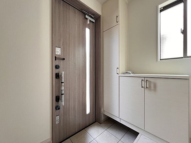 【同仕様写真(その他内観)】シューズボックス付の玄関スペース（1号棟同仕様）