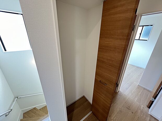 【同仕様写真(その他内観)】2階ホール収納スペース(2号棟同仕様)