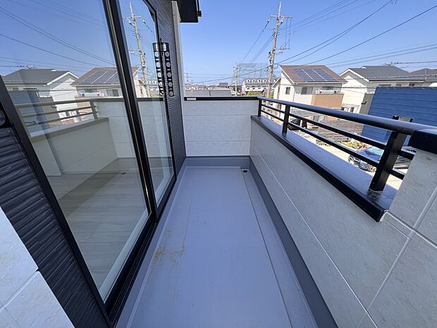 【同仕様写真(その他内観)】バルコニーは二面にご用意　採光・通風に優れます(2号棟同仕様)