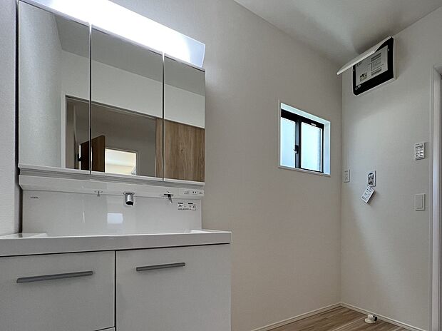【同仕様写真(その他内観)】三面鏡仕様の洗面化粧台(同仕様)