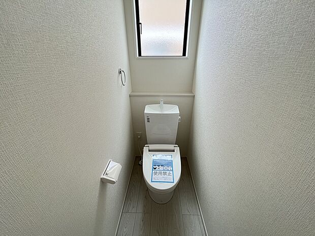 【同仕様写真(その他内観)】トイレはウォシュレット機能付き(同仕様)