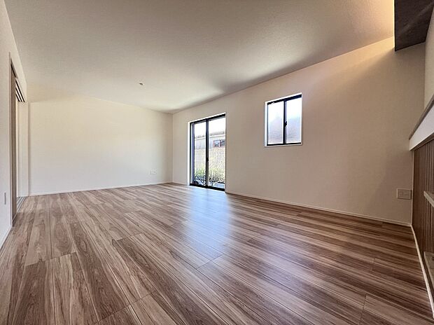 【同仕様写真(リビング)】広めのリビングは家族団らんにピッタリの空間です(同仕様)