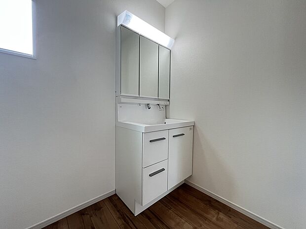 【同仕様写真(その他内観)】三面鏡仕様の洗面化粧台(同仕様)