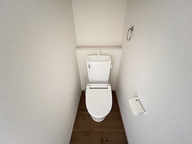 【その他内観】トイレは各階にご用意。ウォシュレット機能付き(同仕様)
