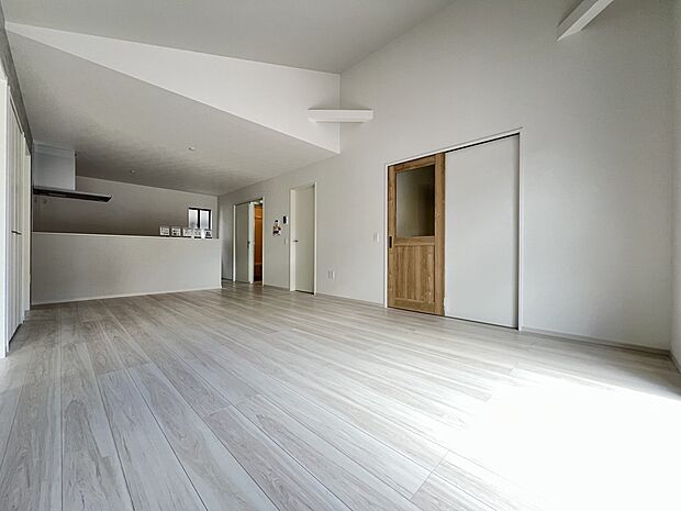 【リビング】家族団らんにピッタリの明るいリビング　是非現地でご体感ください