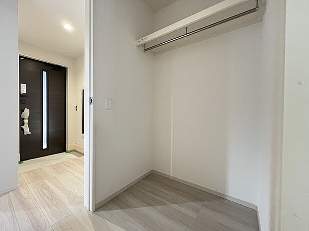 【収納】ウォークスルータイプのクローク