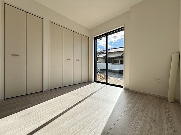 【洋室】リビング続き間の洋室4.5帖　二面採光で明るい印象です！(1号棟)