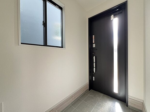 【玄関】玄関は換気や採光に役立つ小窓付きです(1号棟)