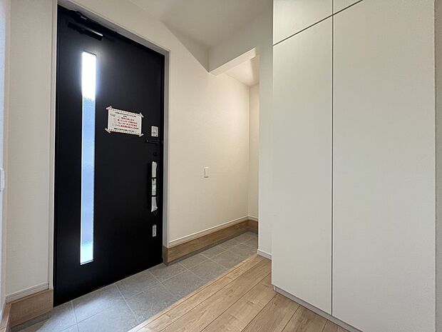 【玄関】シューズボックス、土間収納スペース付　広めの玄関スペース