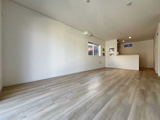 【リビング】LDK16.6帖　三面採光の明るい空間　是非現地でご体感ください