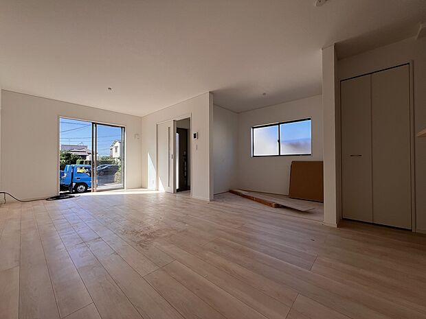 【リビング】家族団らんにピッタリの明るいリビング　是非現地でご体感ください(1号棟)