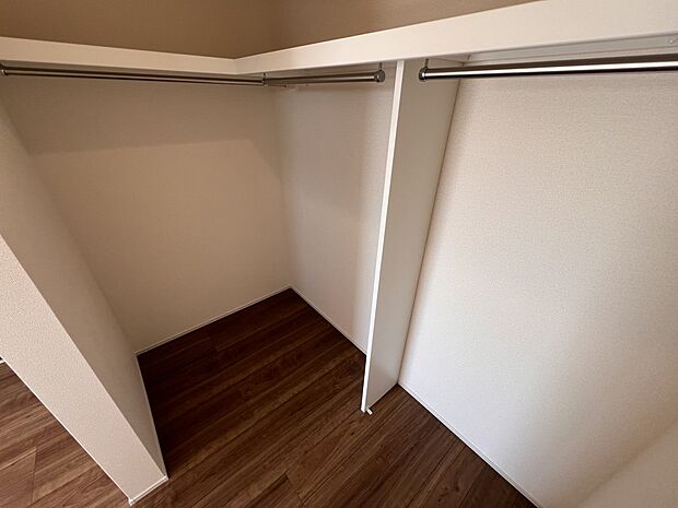 【収納】ウォークインクローゼットはシーズン外の家電や衣類も沢山収納できるので助かりますね(2号棟)
