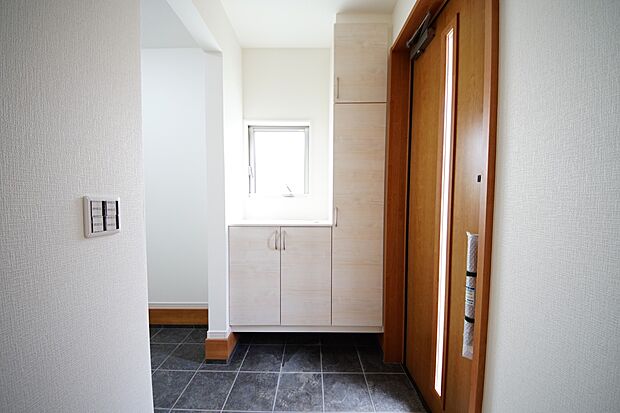 【同仕様写真(その他内観)】シューズインクローク、シューズボックス付きの玄関（1号棟同仕様）