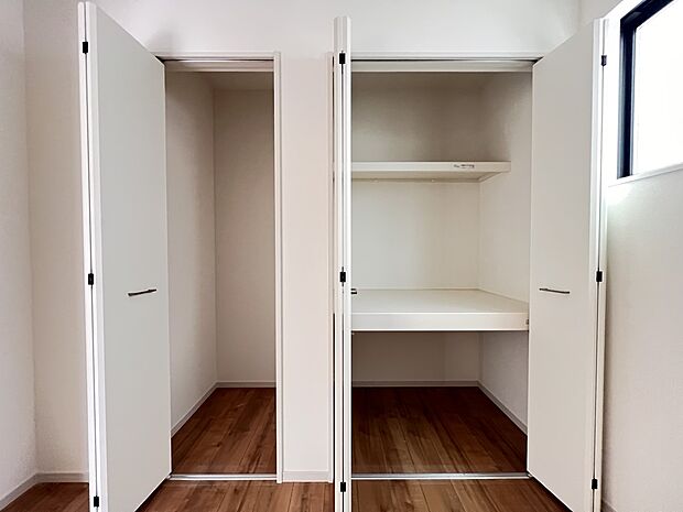 【収納】洋室4.5帖の収納スペース2箇所（1号棟同仕様）