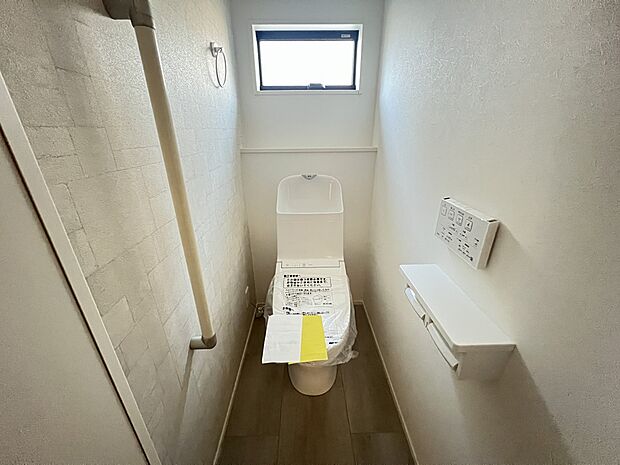 【同仕様写真(その他内観)】トイレは各階にご用意。ウォシュレット機能付き(1号地同仕様)