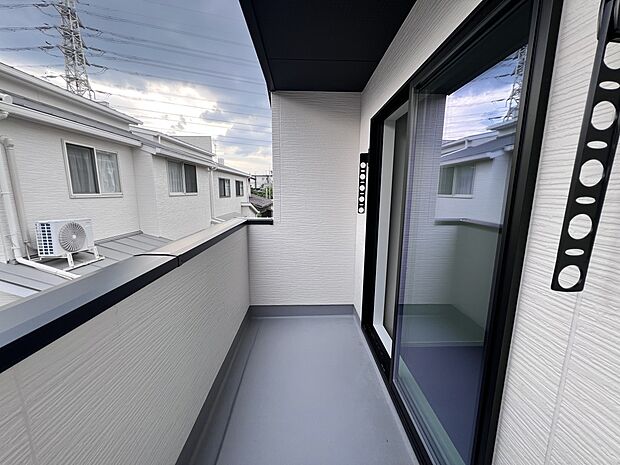 【同仕様写真(その他内観)】バルコニーは陽当たり良好南向き(1号棟同仕様)