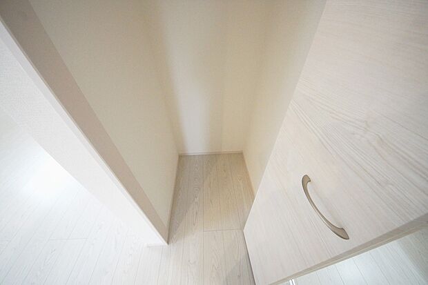 【同仕様写真(その他内観)】キッチン横パントリー収納(1号棟同仕様)