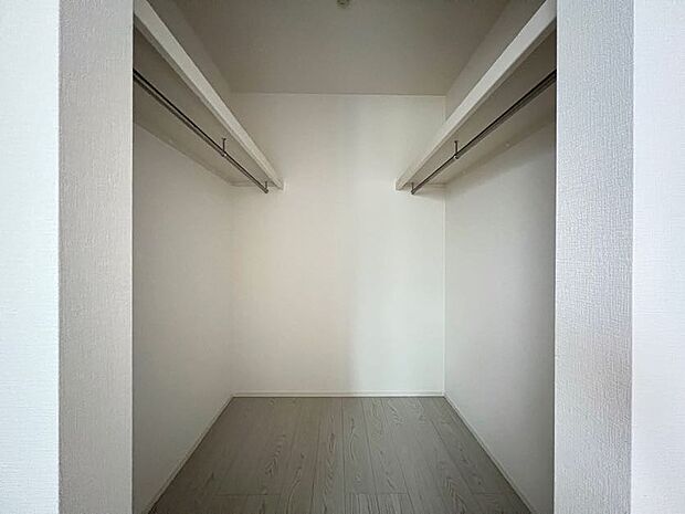 【同仕様写真(その他内観)】ハンガーパイプ付きのウォークインクローゼット(同仕様)