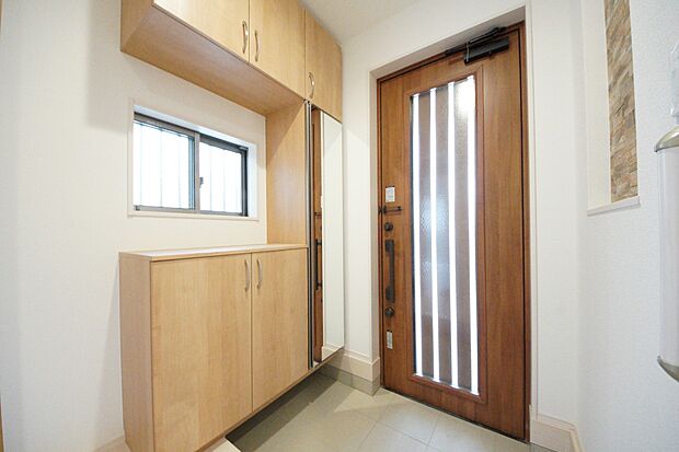 【同仕様写真(その他内観)】下駄箱収納、小窓付きの玄関(1号棟同仕様)