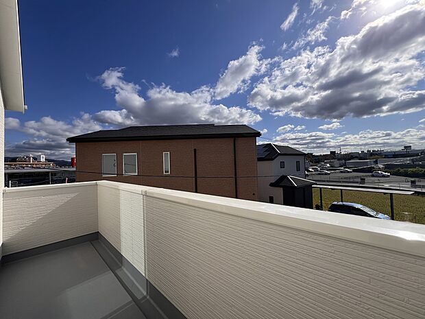 【バルコニー】日当たり良好南向きの開放的なバルコニー