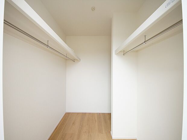【同仕様写真(その他内観)】ウォークインクローゼット(2号棟同仕様)
