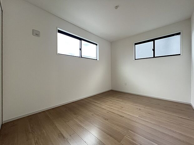 【洋室】洋室6帖 2面採光仕様、収納スペース付き(1号棟)