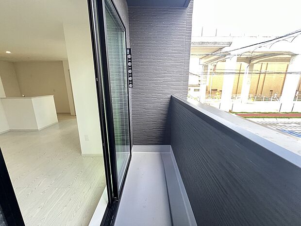 【バルコニー】リビングから出入り可能な2階バルコニー