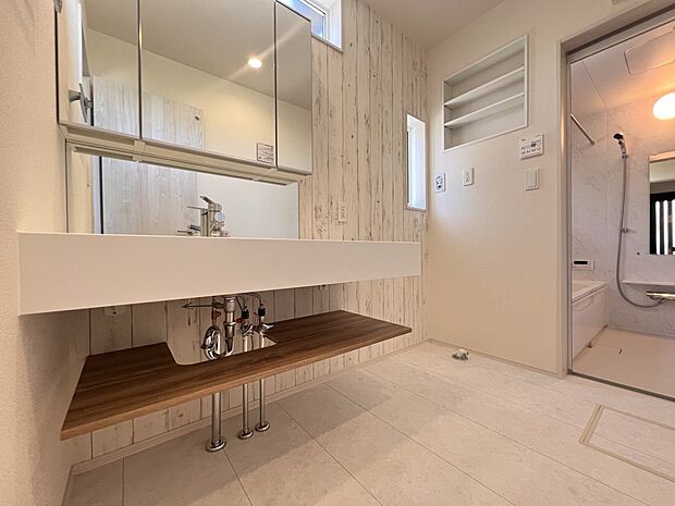 【同仕様写真(その他内観)】洗面脱衣室は広めの設計です(同仕様)