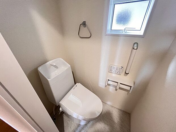 【トイレ】トイレは1、2階ともにございます。換気に便利な小窓も付いています(1号棟)