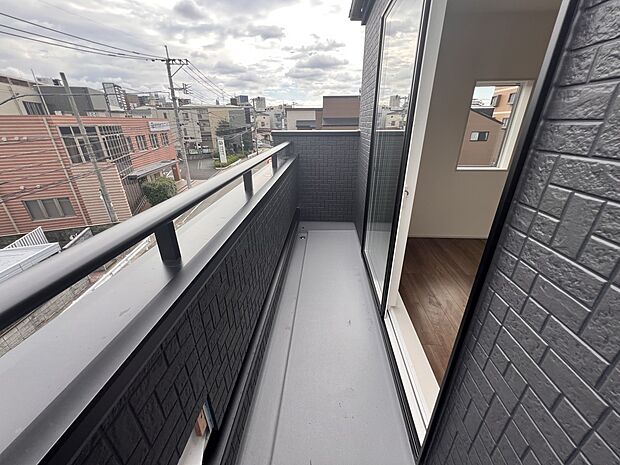 【バルコニー】洋室6帖からアクセス可能な3階のバルコニー(1号棟)