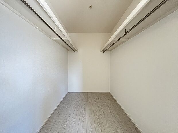 【ウォークインクローゼット】ハンガーパイプ付きのウォークインクローゼット