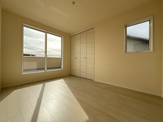 【洋室】洋室6帖 収納スペース付、バルコニーへもアクセス可能です(1号棟)