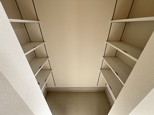 【収納】シューズインクロークもあり、収納豊富で便利な玄関です(1号棟)