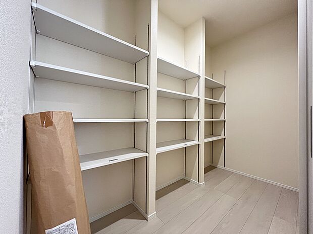 【収納】キッチン背面には大容量タイプの嬉しいパントリーを完備!(1号棟)