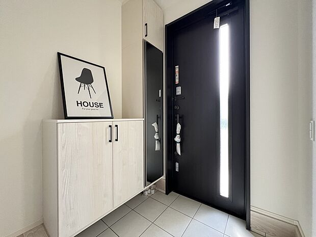 【玄関】玄関には姿見付きのシューズボックスをご用意しました(2号棟)