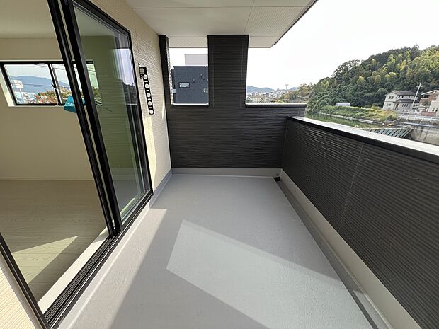 【バルコニー】広々としたバルコニー　急な雨でも安心の屋根付きタイプです(2号棟)